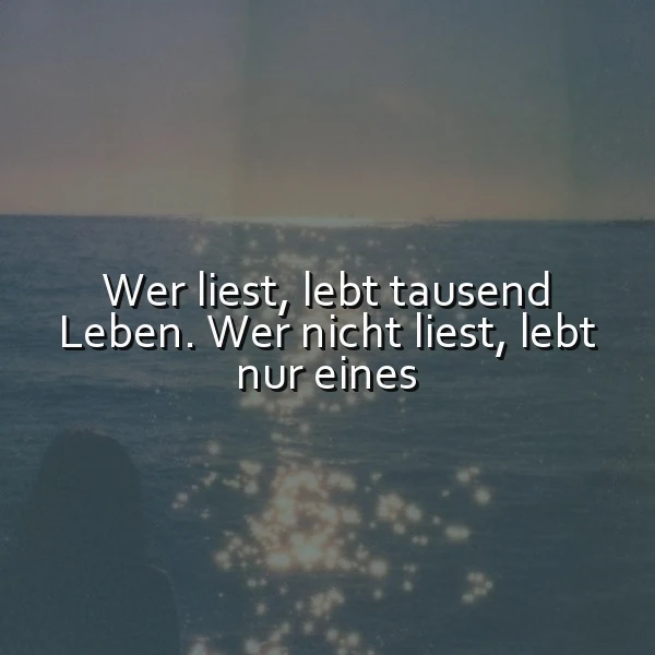 Ein ruhiges Meeresbild bei Sonnenuntergang oder -aufgang, mit glitzerndem Wasser. Der Text 'Wer liest, lebt tausend Leben. Wer nicht liest, lebt nur eines.' schwebt darüber und inspiriert zum Nachdenken.