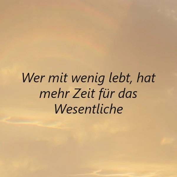 Ein inspirierendes Zitat auf einem sanften Himmelshintergrund in warmen Goldtönen. Der Text lautet: 'Wer mit wenig lebt, hat mehr Zeit für das Wesentliche'. Die Stimmung ist ruhig und nachdenklich.