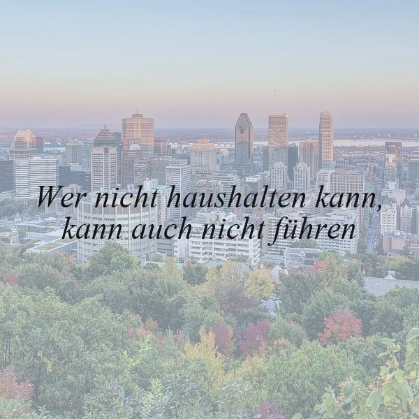 Panoramabild einer modernen Stadtkulisse bei Dämmerung, umgeben von grünen und leicht herbstlich gefärbten Baumwipfeln. Darüber schwebt zentriert der Spruch: „Wer nicht haushalten kann, kann auch nicht führen.“