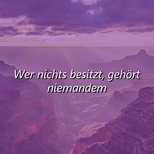 Majestätische Canyons gehüllt in zarte Lila- und Rosatöne bei Dämmerung, überlagert von dem tiefsinnigen Zitat "Wer nichts besitzt, gehört niemandem", das eine Stimmung stiller Freiheit und innerer Unabhängigkeit hervorruft.