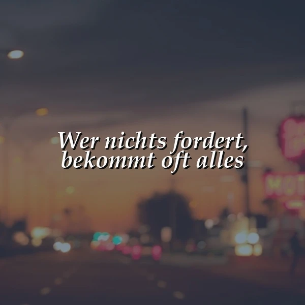 Ein inspirierendes Zitat auf einem Bild mit verträumtem Bokeh-Hintergrund bei Dämmerung. Die Leuchtreklamen der Stadt verschwimmen zu warmen Lichtern, während der Spruch „Wer nichts fordert, bekommt oft alles“ zum Nachdenken anregt.