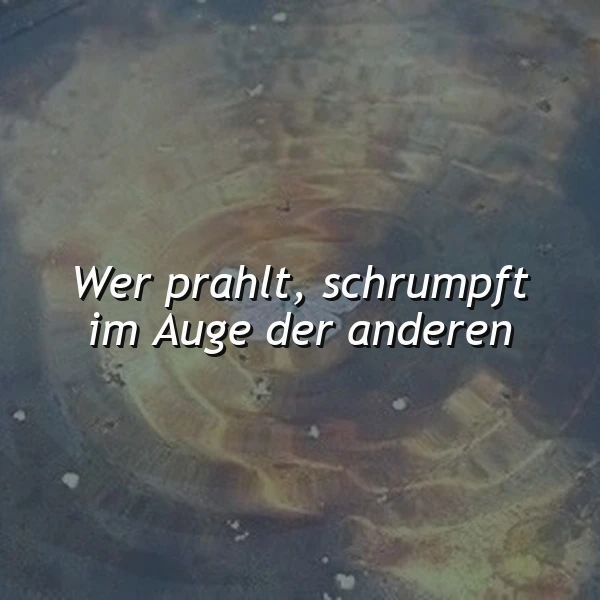 Abstraktes Bild mit wirbelnden Mustern in dunklen Blau- und Goldtönen. Im Zentrum steht der Spruch in Weiß: Wer prahlt, schrumpft im Auge der anderen. Eine nachdenkliche, philosophische Weisheit.