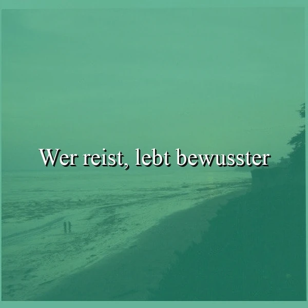 Ein grünlich eingefärbtes Foto einer ruhigen Strandlandschaft mit zwei Personen in der Ferne, der Text 'Wer reist, lebt bewusster' liegt zentral im Bild