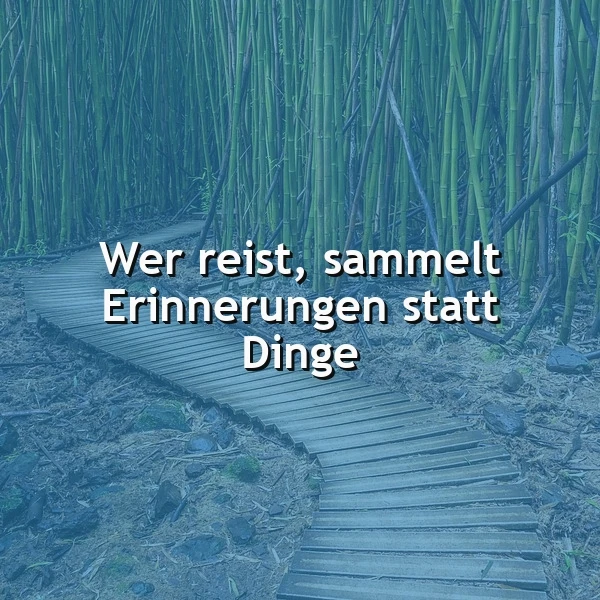 Ein kurvenreicher Holzsteg führt durch einen dichten Bambuswald. Der Text 'Wer reist, sammelt Erinnerungen statt Dinge' liegt prominent im Zentrum.