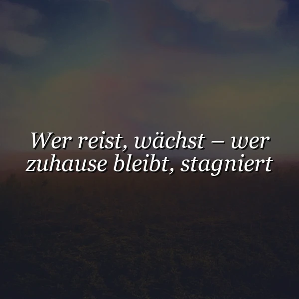 Ein dunkler, aber farbenfroher Sonnenuntergangshimmel mit einem leichten, weißen Text, der das Zitat 'Wer reist, wächst - wer zuhause bleibt, stagniert' zeigt, vor einem unscharfen, grünen Wald.