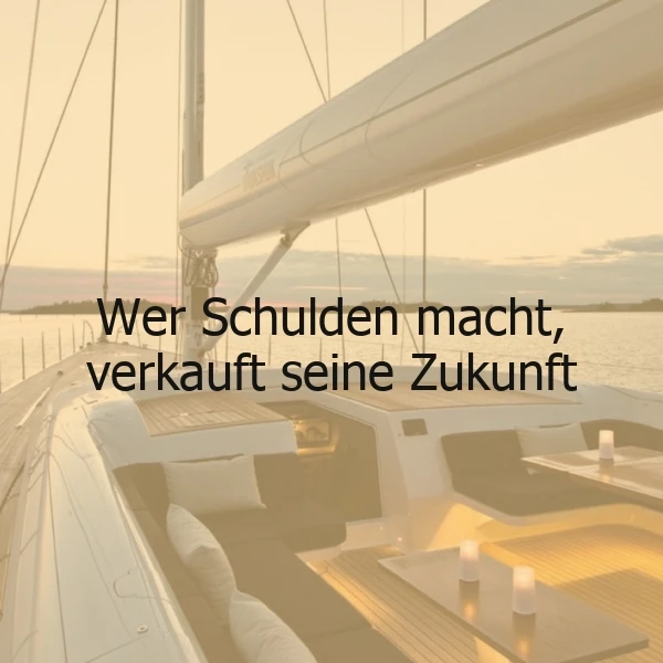 Ein Boot auf dem Wasser mit einem Tisch und Stühlen, im Hintergrund ein Sonnenuntergang. Das Zitat 'Wer Schulden macht, verkauft seine Zukunft' ist über das Bild gelegt.
