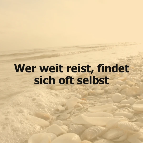 Ein ruhiges Bild eines menschenleeren Strandes mit sanften Wellen und unzähligen Muscheln, darauf der Spruch: "Wer weit reist, findet sich oft selbst". Die Szene wirkt friedlich und lädt zur Selbstreflexion ein.