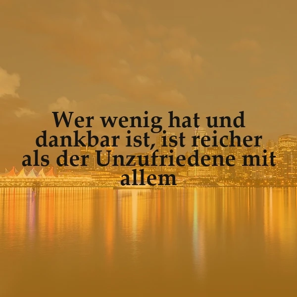 Ein inspirierendes Zitate-Bild, das vor einem golden leuchtenden Stadtpanorama mit spiegelndem Wasser den Spruch zeigt: 'Wer wenig hat und dankbar ist, ist reicher als der Unzufriedene mit allem'. Die Abendstimmung ist ruhig und nachdenklich.