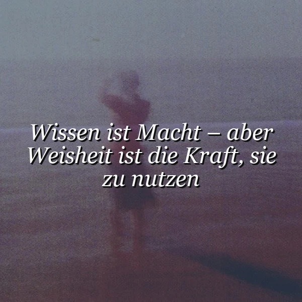 Ein verträumtes Bild in nebeliger, dunkler Atmosphäre, das eine schemenhafte Person in der Ferne zeigt. Zentral prangt die inspirierende Weisheit: Wissen ist Macht – aber Weisheit ist die Kraft, sie zu nutzen.