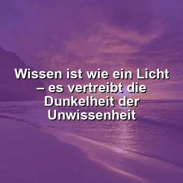 Ein poetisches Zitat auf einem mystisch lila-pinken Sonnenuntergang am Meer, wo Wolken den Himmel zieren und sanfte Wellen den Strand berühren. Der Spruch "Wissen ist wie ein Licht – es vertreibt die Dunkelheit der Unwissenheit" erstrahlt in Weiß.