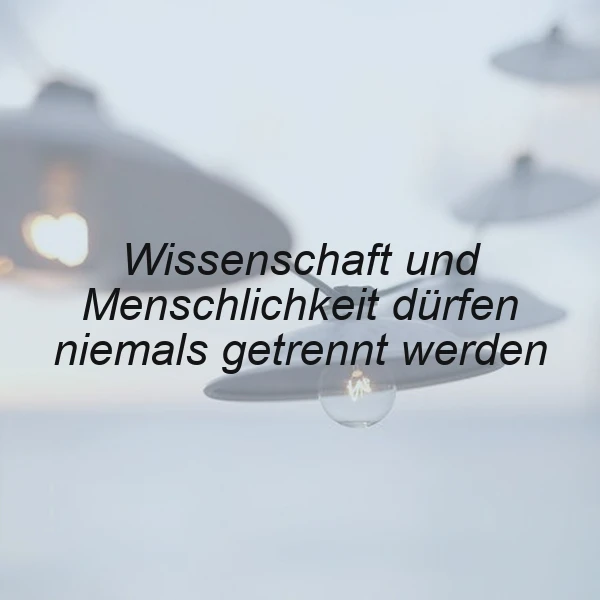 Ein hell erleuchteter, minimalistischer Raum mit einer Reihe von runden, flachen Lampen, die in einer Reihe angeordnet sind. Im Vordergrund eine einzelne Lampe mit einer warmen, weißen Lichtkugel, die den Raum erleuchtet. Der Hintergrund ist ein weicher, grauer Hintergrund. Das Zitat 'Wissenschaft und Menschlichkeit dürfen niemals getrennt werden' ist in schwarzer Schrift über dem Bild platziert.