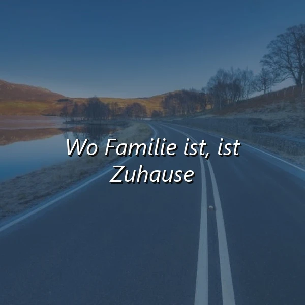 Ein ruhiger Straßenweg, der zwischen einem See und einer Landschaft mit kahlen Bäumen und Hügeln verläuft. Im Vordergrund das Zitat 'Wo Familie ist, ist Zuhause'.