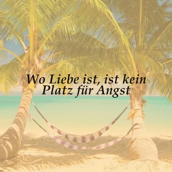 Ein ruhiger Strand mit zwei Palmen, zwischen denen eine Hängematte gespannt ist. Der Himmel ist blau, und das Meer ist grünlich-blau. Im Vordergrund steht der Spruch 'Wo Liebe ist, ist kein Platz für Angst'.