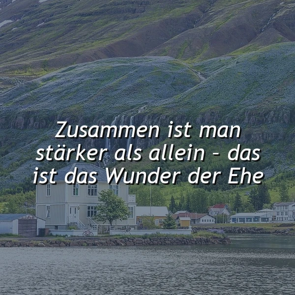 Ein idyllisches Dorf liegt direkt am Wasser, umgeben von grünen Hügeln. Ein großes, hellgraues Gebäude mit weißen Fensterrahmen steht am Ufer. Der Text 'Zusammen ist man stärker als allein - das ist das Wunder der Ehe' liegt über dem Bild.