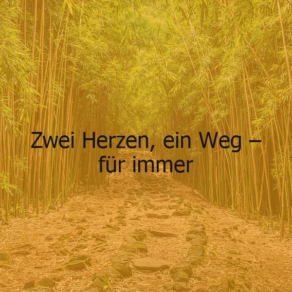 Ein gelber Bambuswald mit einem steinigen Weg, der in die Ferne führt. Der Text 'Zwei Herzen, ein Weg - für immer' liegt in schwarzer Schrift auf dem Bild.